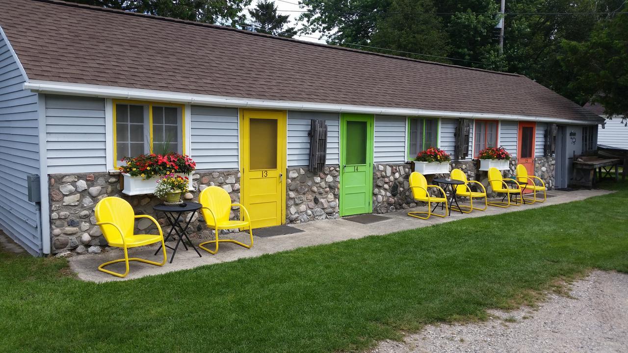 Bay Port Lodging Frankfort Exterior photo